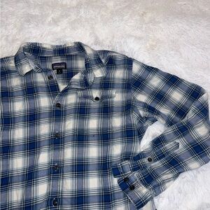 Patagonia Men’s Button Up Flannel Size Medium Blue and White Plaid
